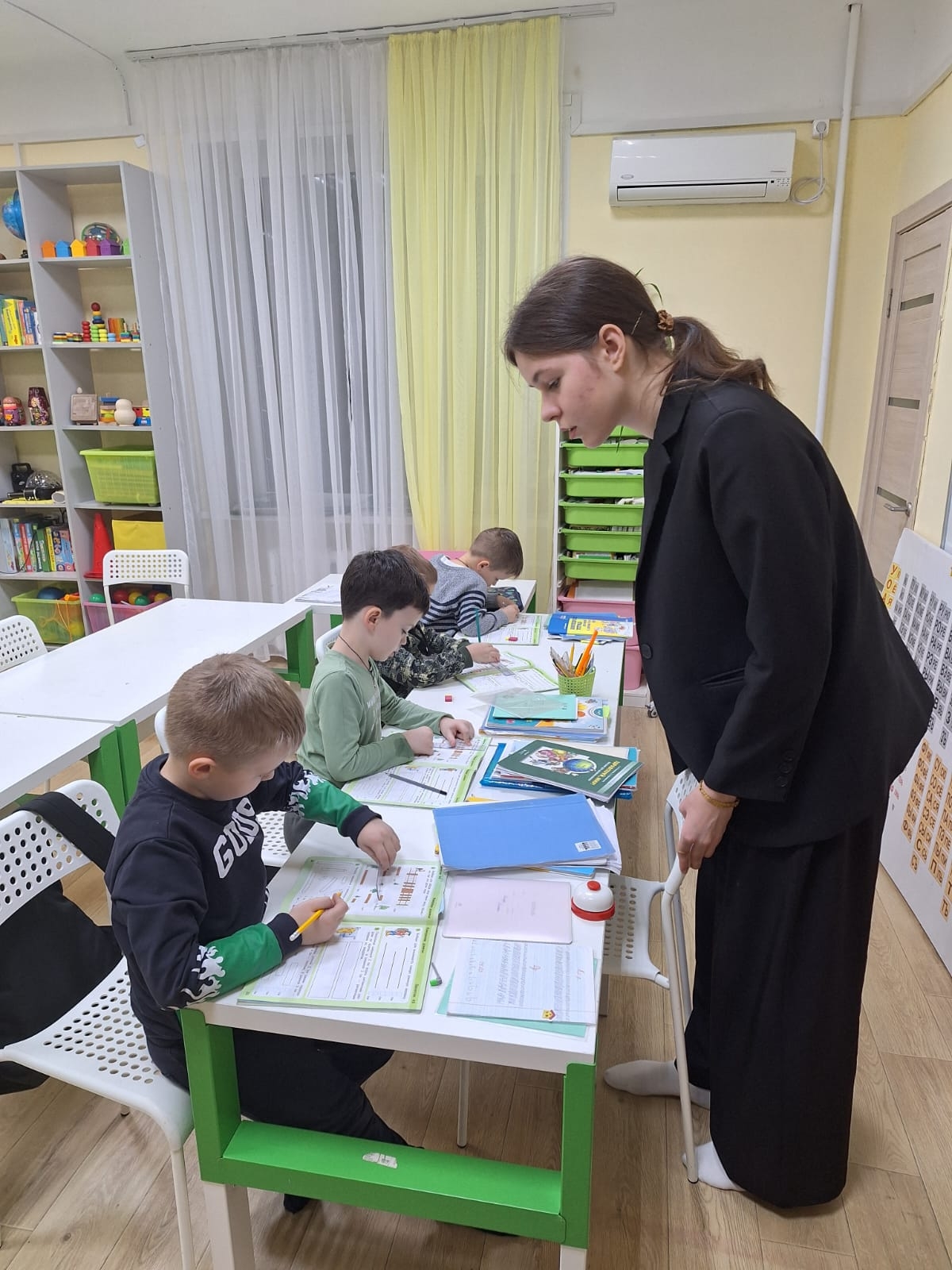 Дети на занятиях по подготовке к школе